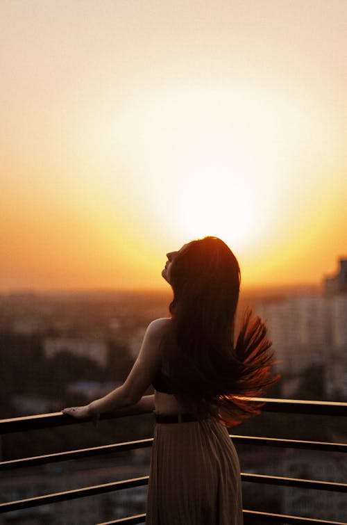 Darmowe zdjęcie z galerii z jasny, kobieta, niebo zachód słońca