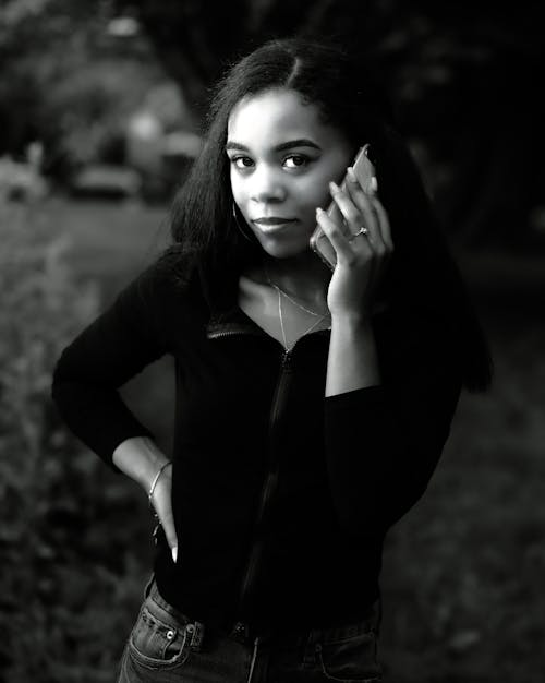 Gratis stockfoto met Afro-Amerikaanse vrouw, gekleurde vrouw, grijsschaalfotografie