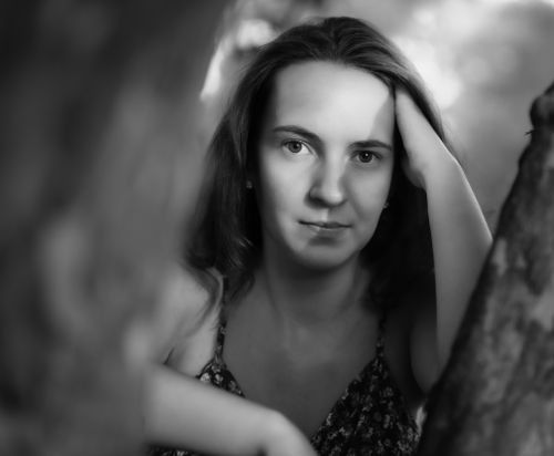Free A captivating black and white portrait of a woman posing thoughtfully outdoors. Stock Photo
