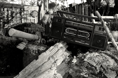 斧と木の幹のラジオのグレースケール写真