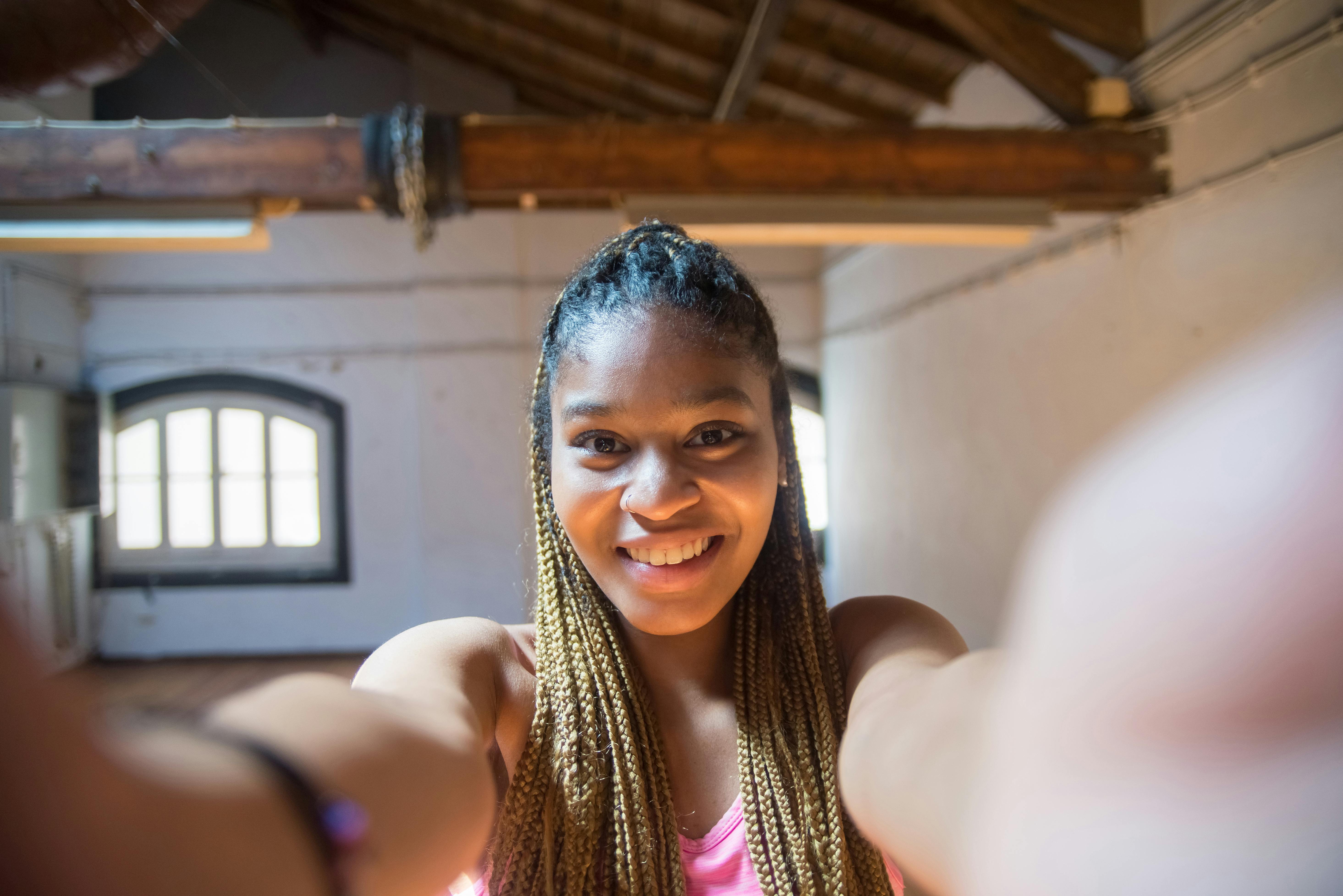 Ücretsiz #kapalı, afro saç, ahşap kirişler içeren Ücretsiz stok fotoğraf Stok Fotoğraflar