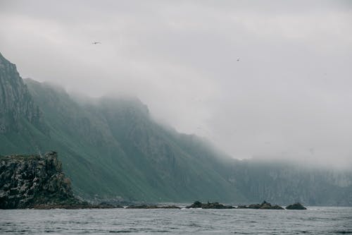 Бесплатное стоковое фото с буря, вода, гора