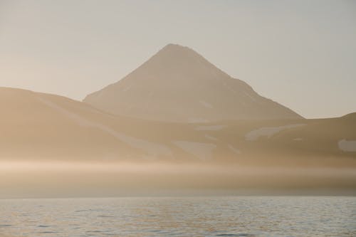 Бесплатное стоковое фото с водоем, горы, дымка