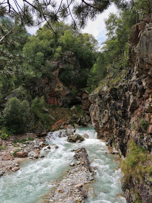 бесплатная Бесплатное стоковое фото с вертикальный выстрел, вода, каньон Стоковое фото