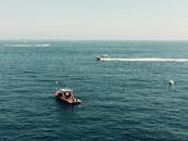 摩纳哥宁静的海景中船只点点，非常适合海洋爱好者