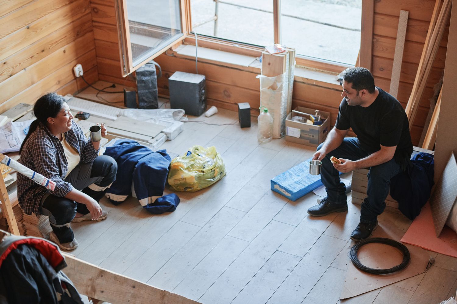 Professionele vakman aan het werk in een houten interieur