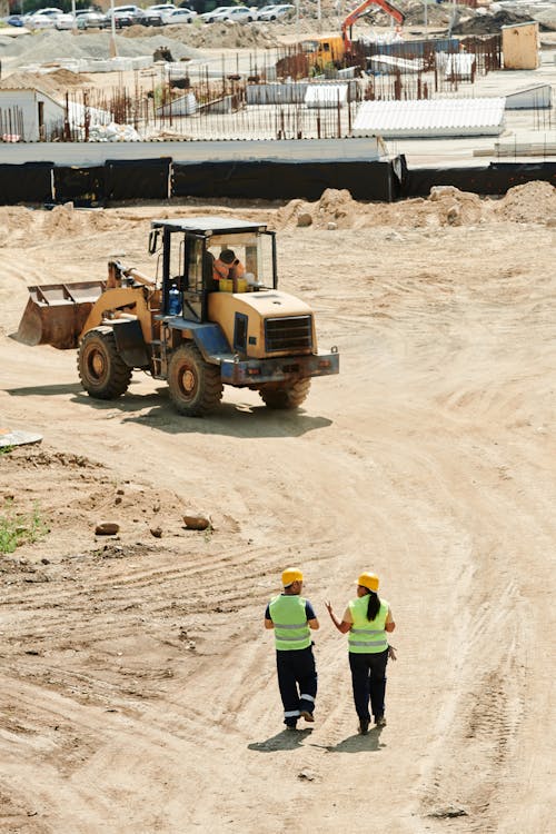 Immagine gratuita di abbigliamento da lavoro protettivo, camminando, cantiere