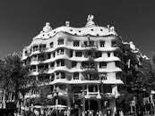 这张黑白照片拍摄的是西班牙巴塞罗那米拉之家的独特建筑