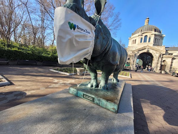 Строители в полном комплекте СИЗ