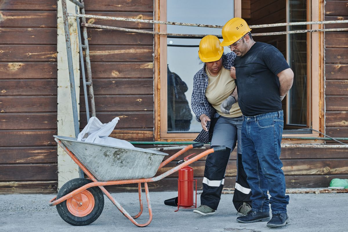 Illustration d'un chantier avant intervention électrique, désordre de câbles