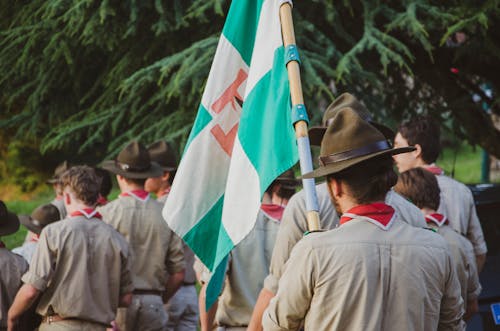 Foto profissional grátis de andando, bandeira, bonés