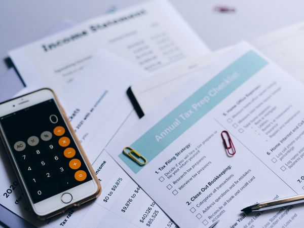 Documentos impositivos con checklist y calculadora