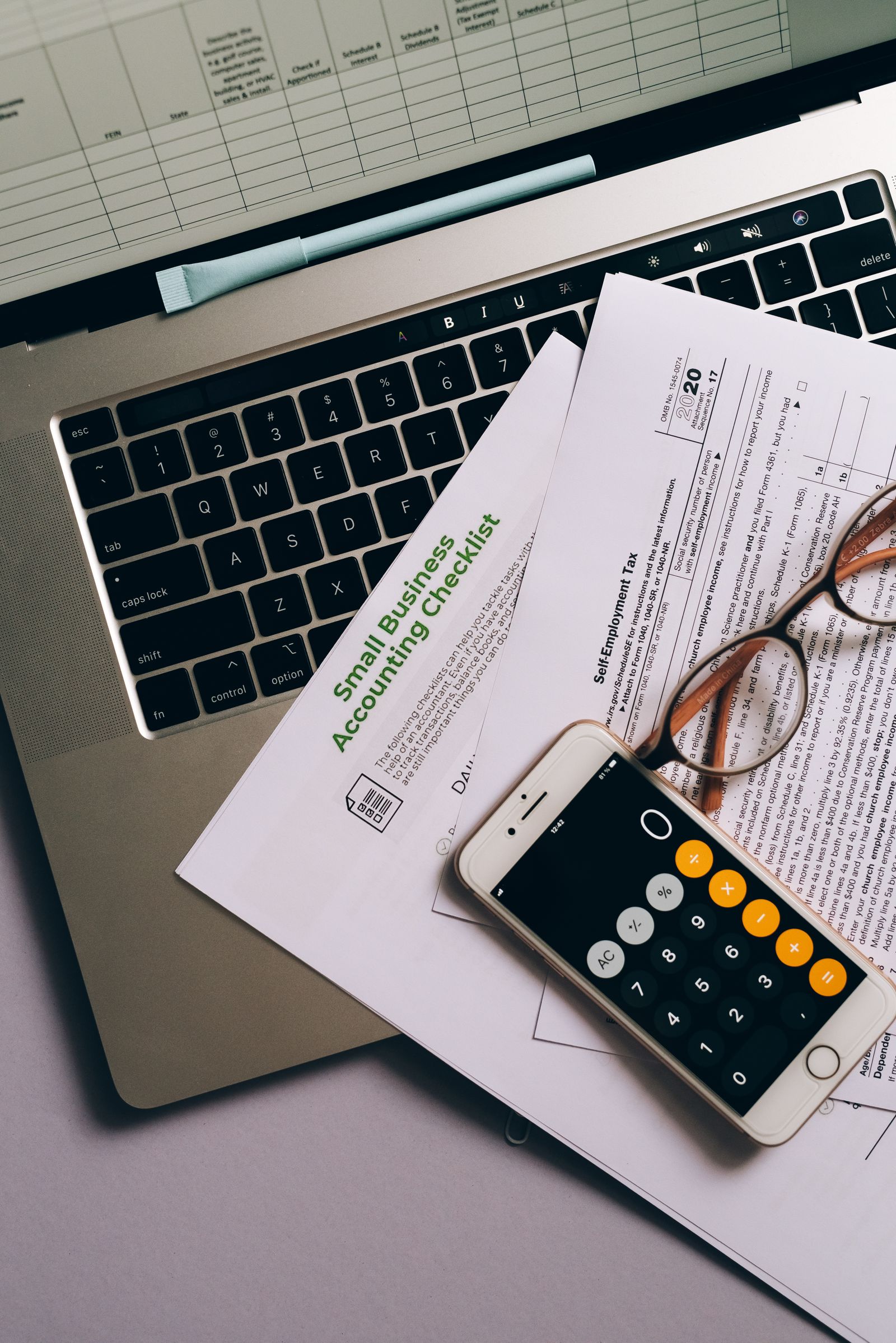 Documentos, computador e ferramentas para organização financeira