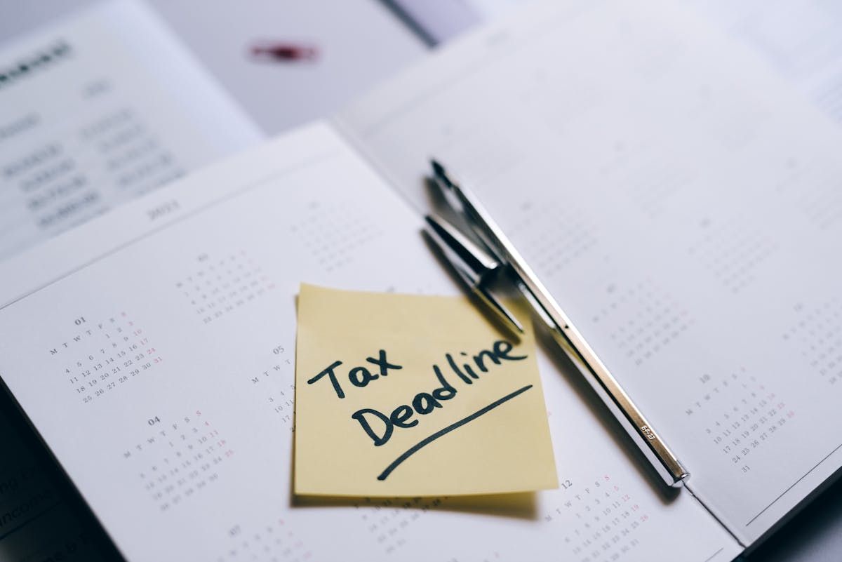 Primo piano di un calendario con un adesivo promemoria per scadenze