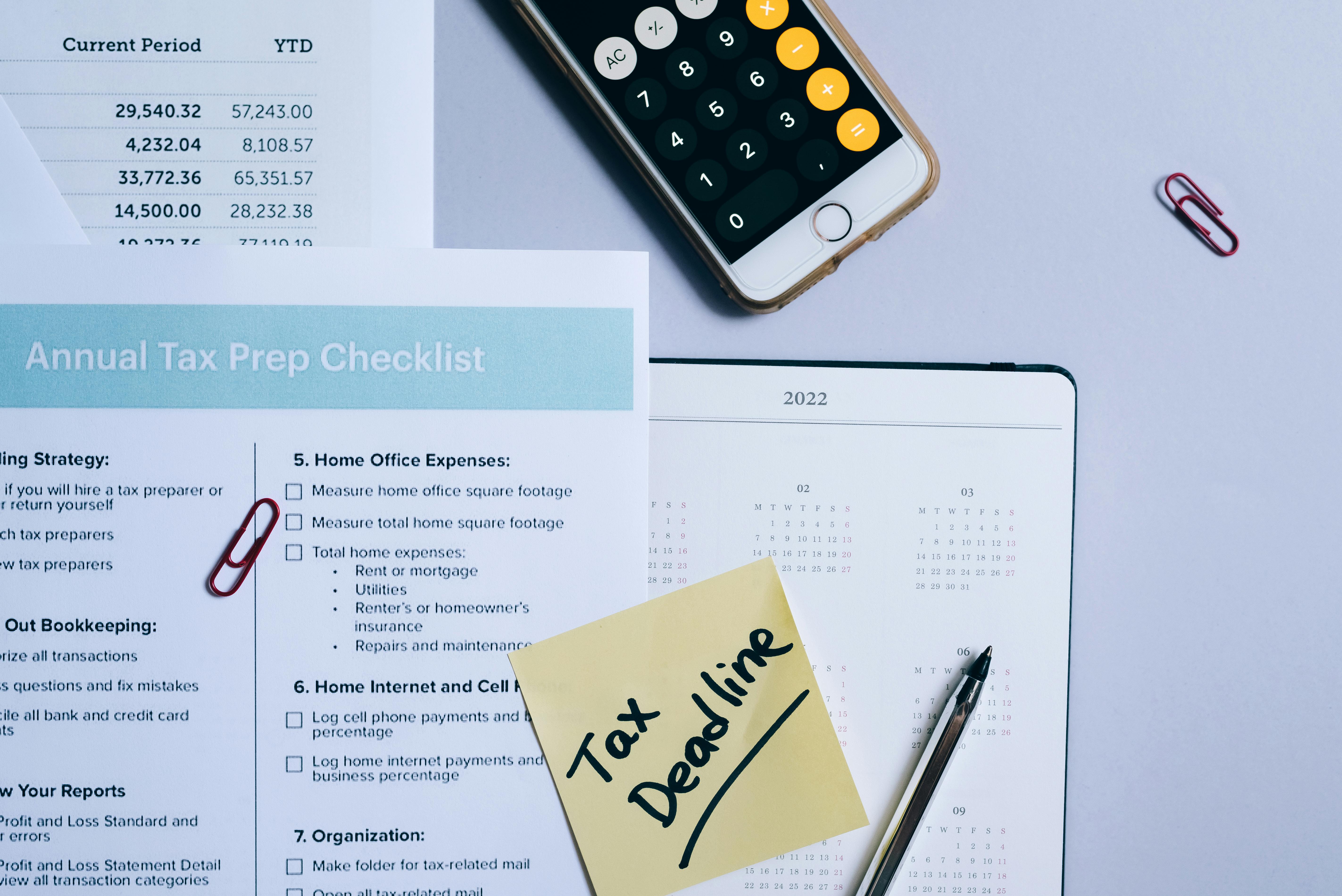 a sticky note and a tax form on a calendar