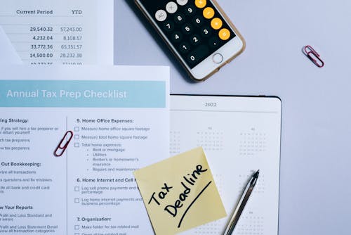 Free A Sticky Note and a Tax Form on a Calendar Stock Photo