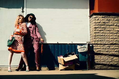 Vrouw In Oranje Blazer