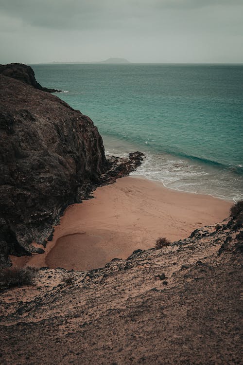 Foto d'estoc gratuïta de grans roques, litoral, mar