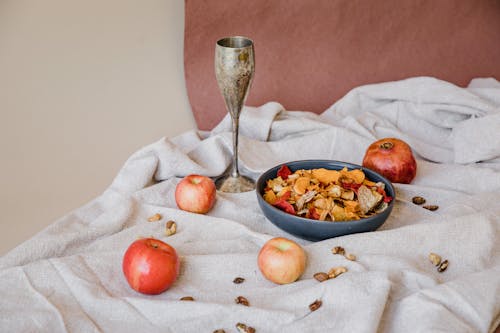 Kostnadsfria Kostnadsfri bild av äpplen, bordsduk, chips Stock foto