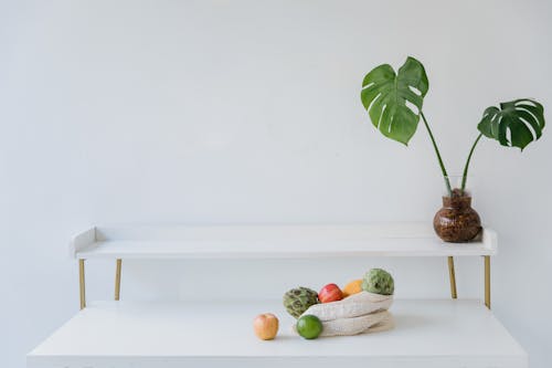 ahşap masa, basitlik, büyüme içeren Ücretsiz stok fotoğraf