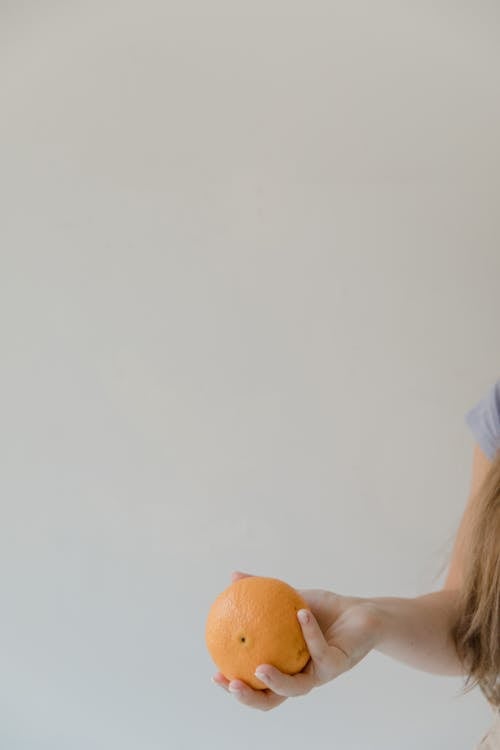 Ilmainen kuvapankkikuva tunnisteilla appelsiini, c-vitamiini, käsi
