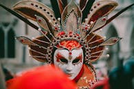 威尼斯狂欢节上，华丽面具的复杂设计特写