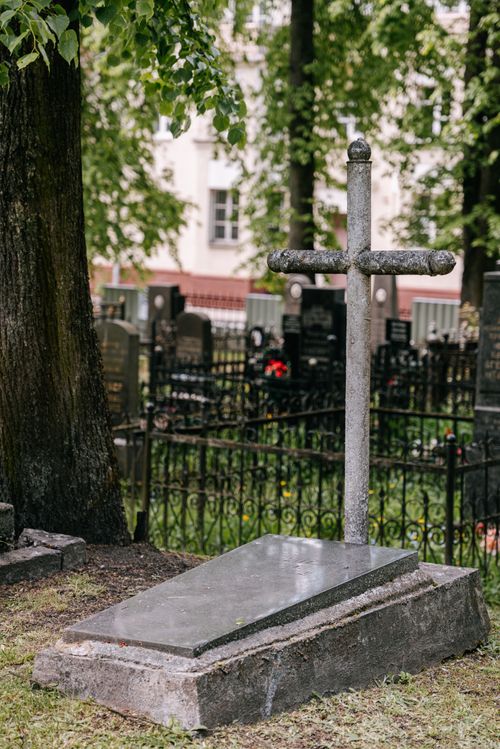 Free A serene cemetery scene with historic tombstones amidst lush green trees, exuding a peaceful ambiance. Stock Photo