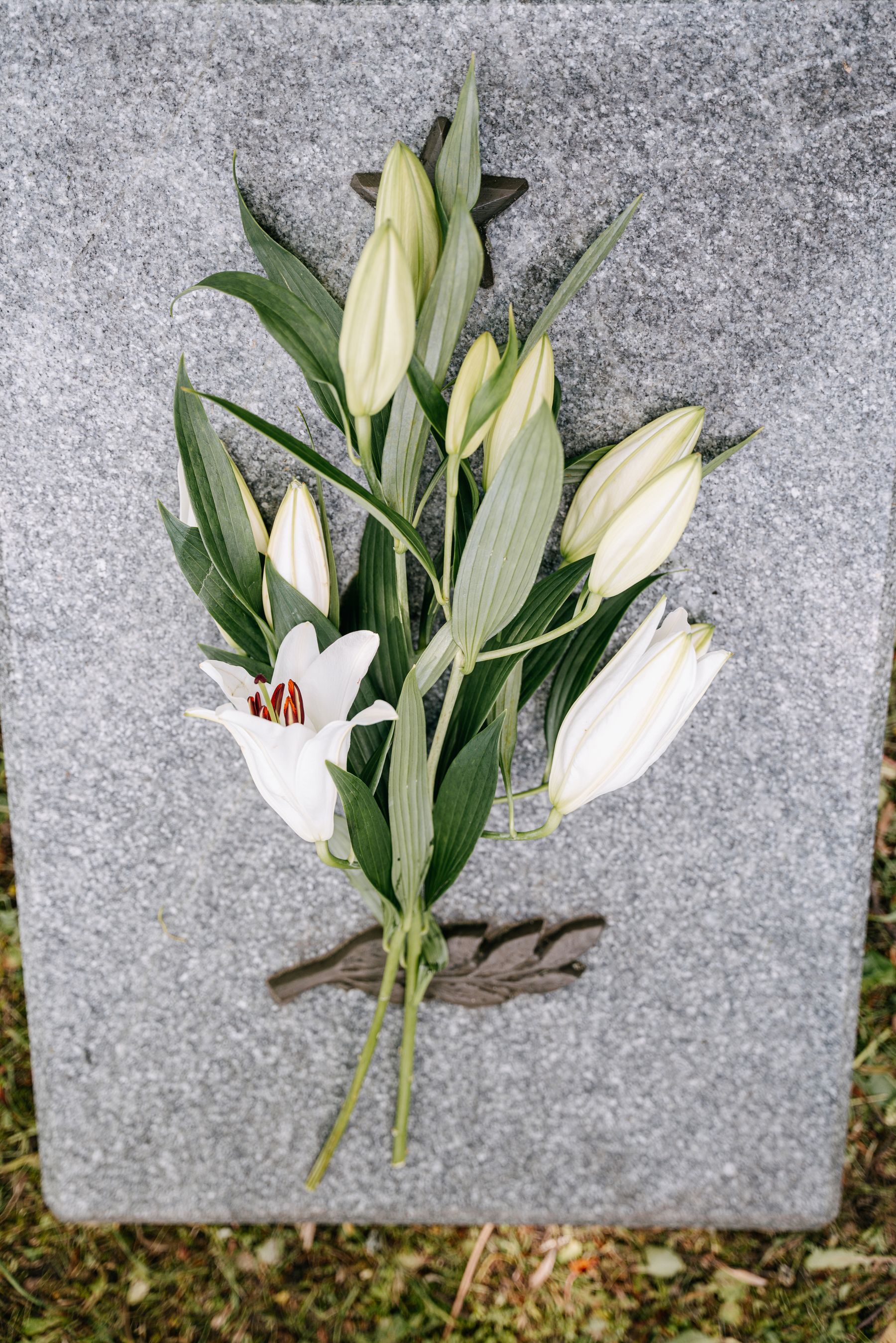 Granito memorialas su gėlėmis – iliustracinė nuotrauka