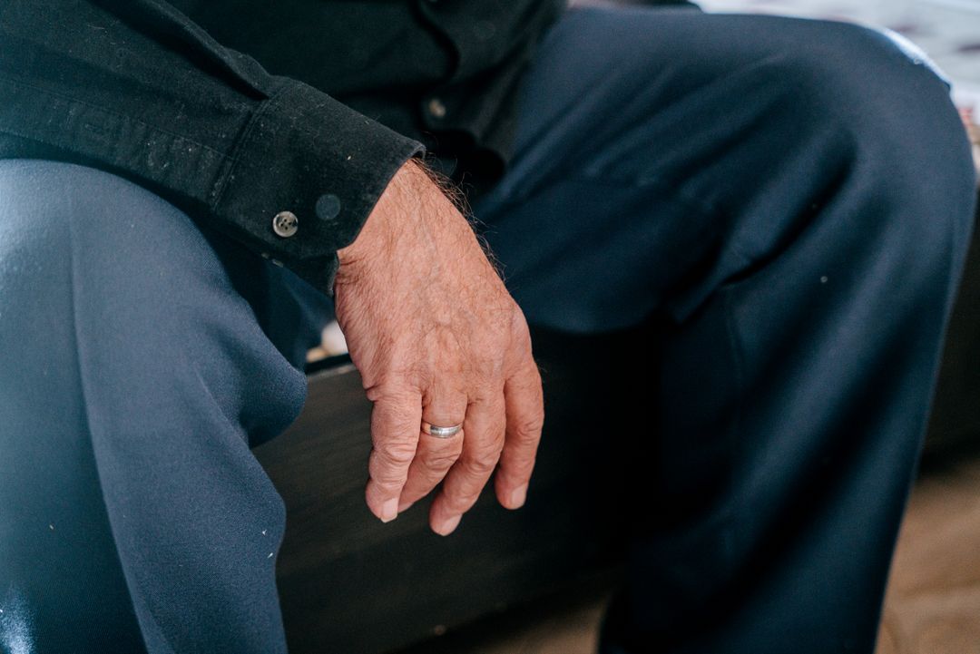 Man wearing a plain silver tungsten vs titanium wedding band — FoundryCut