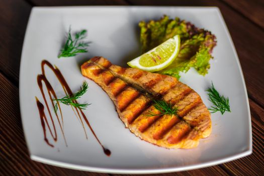 Bol de poke de thon avec mélange de feuilles vertes et vinaigrette au gingembre et sésame