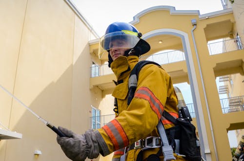 建物の横にある消防士の写真