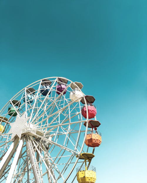 Foto profissional grátis de céu azul, passeio de diversão, roda grande