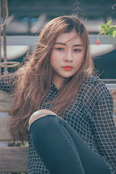 一位留着长发的时尚年轻女子在户外的肖像