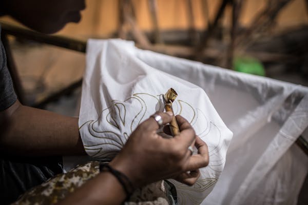 Designer al lavoro sulla progettazione di una maglietta