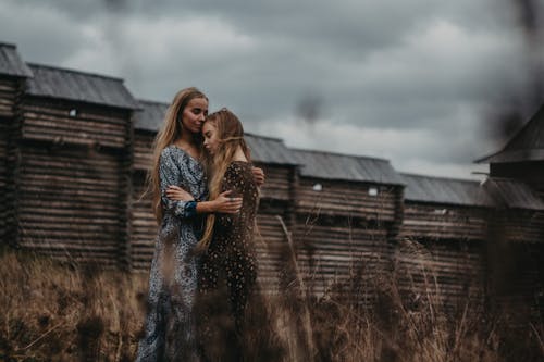 Kostnadsfri bild av blommig klänning, kramas, kvinnor