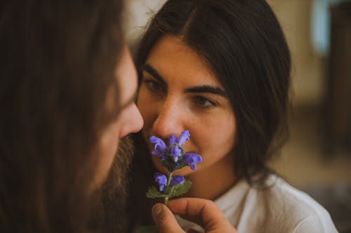 Kostnadsfri bild av blomma, brunt hår, flirta