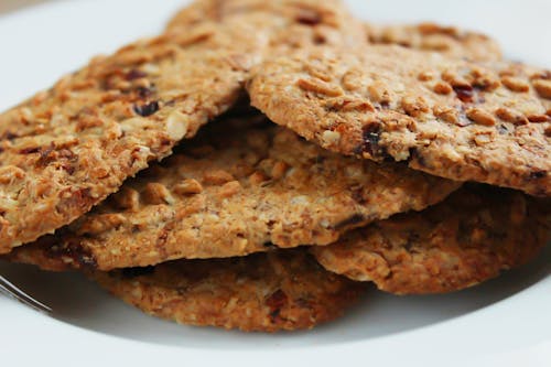 Las Galletas Redondas Marrones Se Sirven En Un Plato De Cerámica Blanco