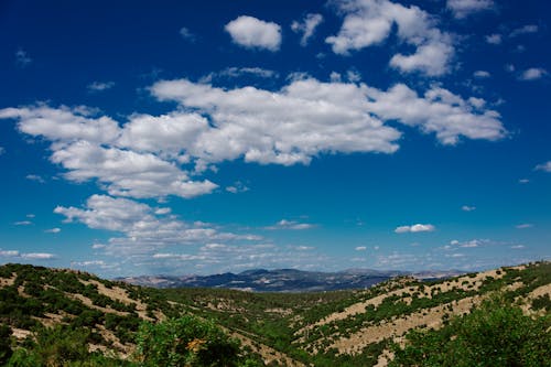 Gratis lagerfoto af bakke, bjerge, blå himmel Lagerfoto