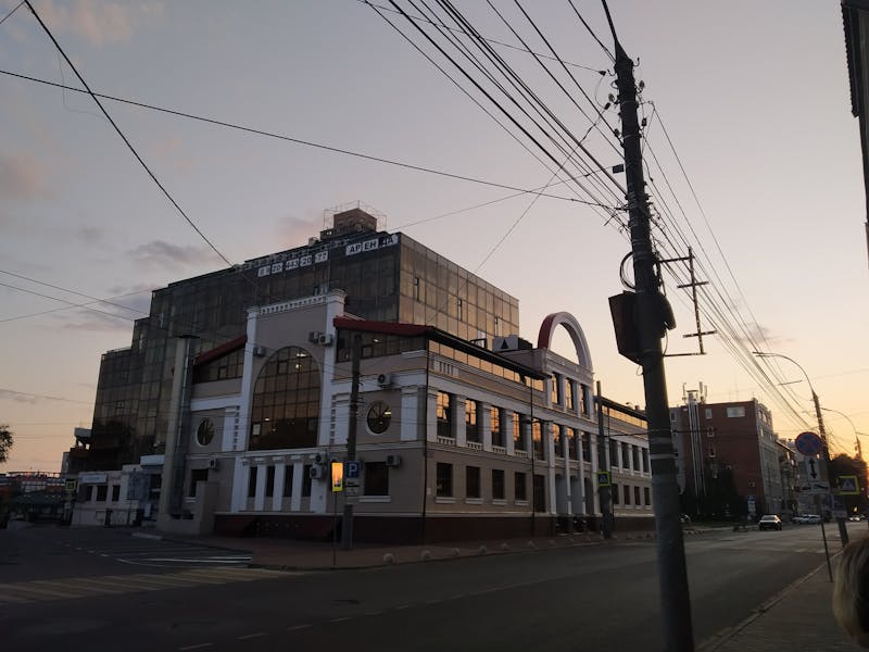 Oameni la un festival tradițional cu mâncare