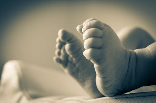Gri Tonlamalı Fotoğrafta Bebeğin Ayakları