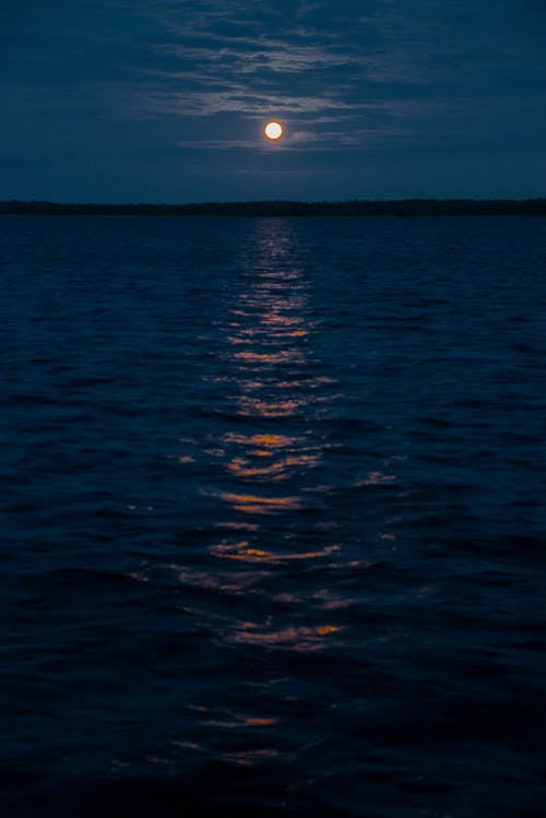açık su, ay, bulutlar içeren Ücretsiz stok fotoğraf