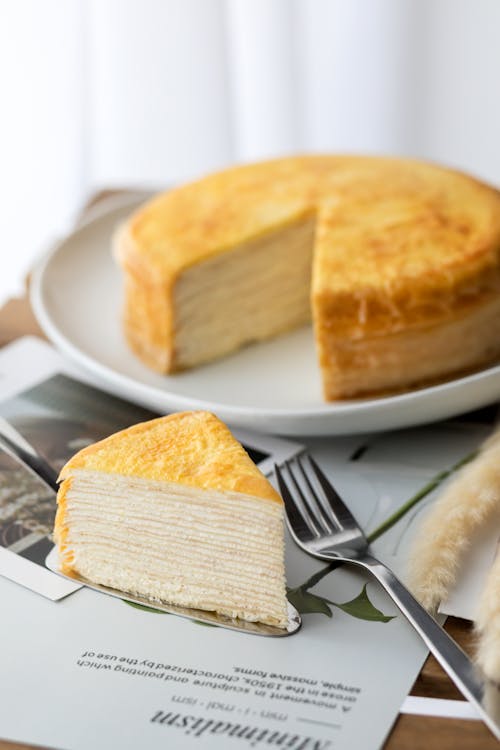 Tranche Et Cuillère De Gâteau De Crêpe Du Plat Blanc Sur Le Fond En Bois De  Table Image stock - Image du cheesecake, gâteau: 146344863