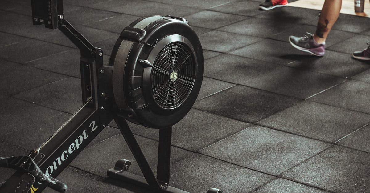 Écran d'ordinateur moderne avec divers câbles connectés.