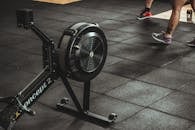 健身房场景中配有健身设备，活跃人士正在室内锻炼