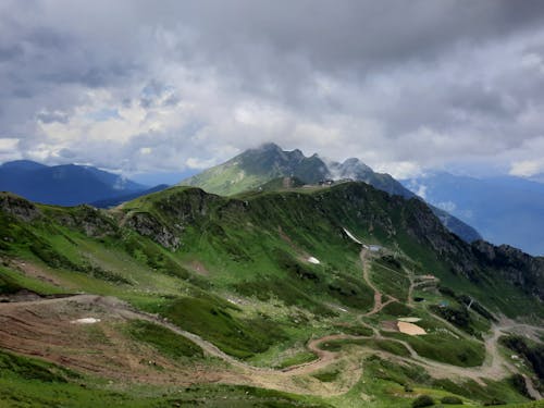 Immagine gratuita di catena montuosa, cielo coperto, montagne