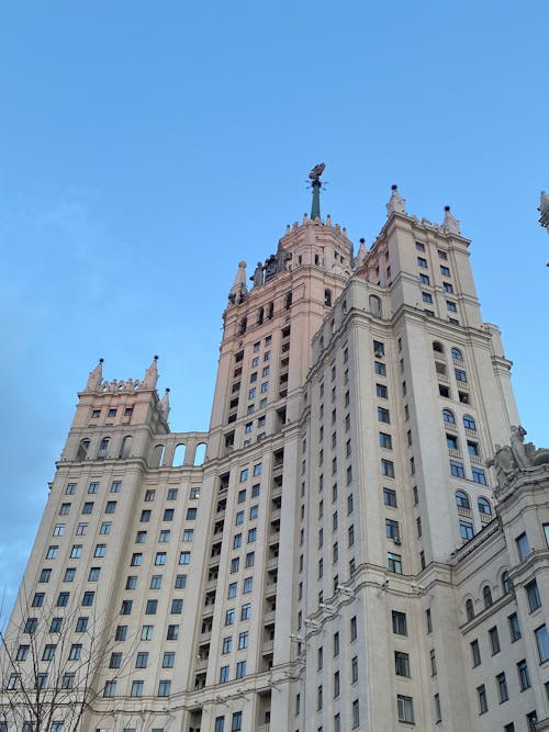 Fotos de stock gratuitas de arquitectura, cielo azul claro, edificio