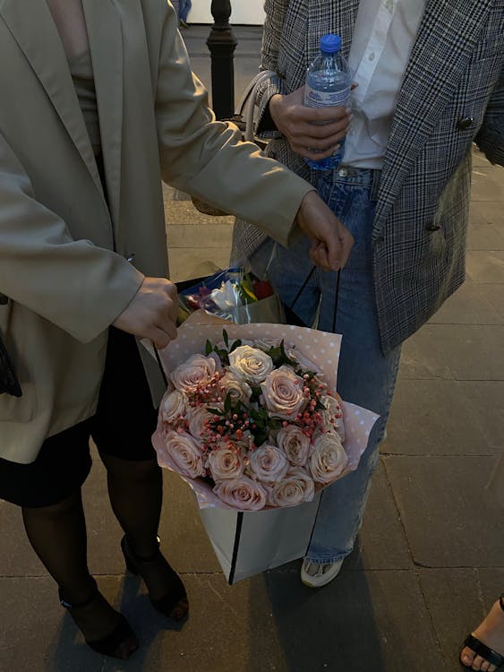 Foto de stock gratuita sobre bolsa de papel, flores, louis vuitton