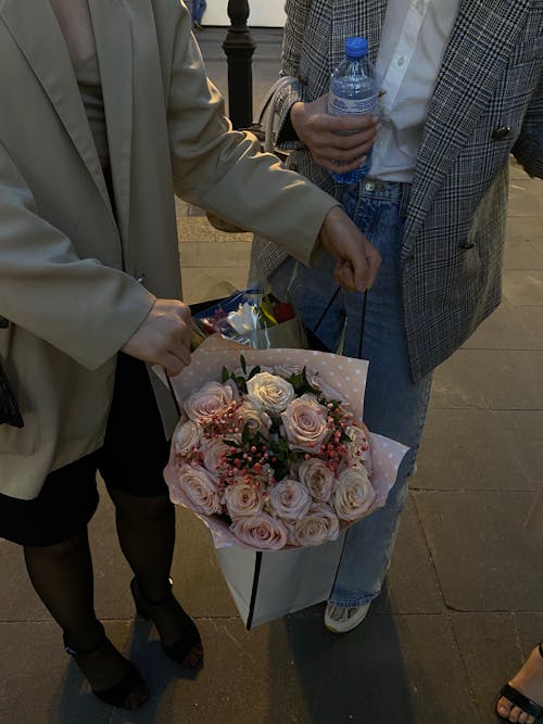 Fotos de stock gratuitas de bolsa de papel, flores, gente