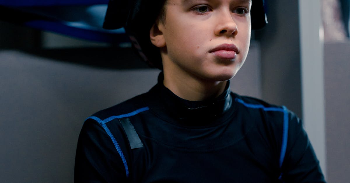 How to get a compass to track a player in Minecraft PS4