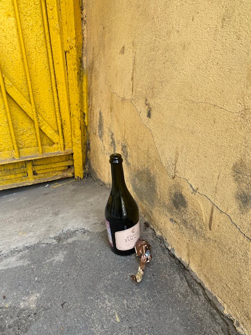 Kostenloses Stock Foto zu alkohol flasche, betonoberfläche, vertikaler schuss